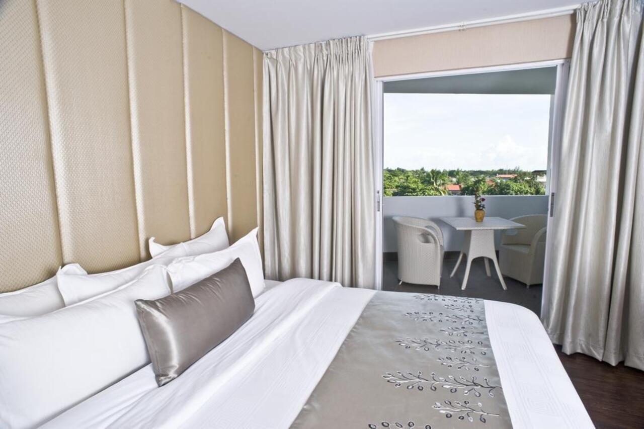 Goldberry Suites & Hotel Mactan Мактан Екстер'єр фото