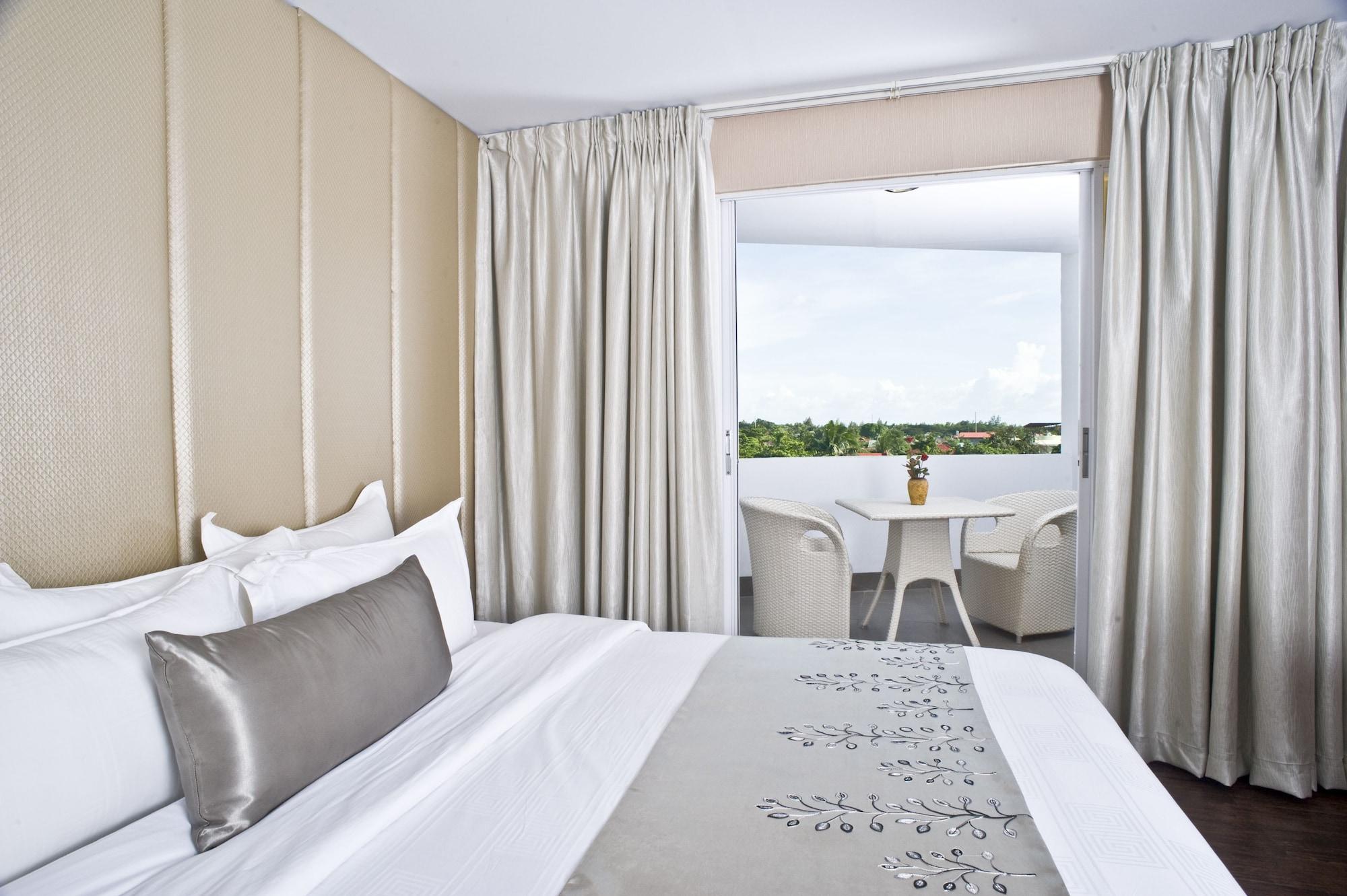 Goldberry Suites & Hotel Mactan Мактан Екстер'єр фото
