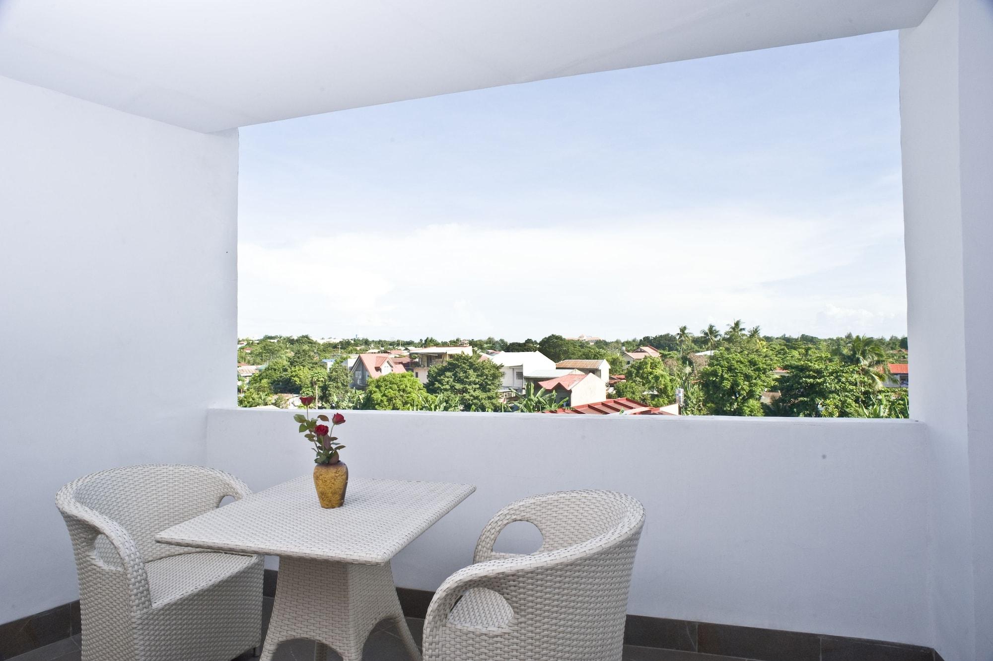 Goldberry Suites & Hotel Mactan Мактан Екстер'єр фото