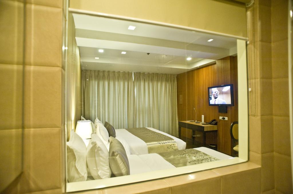 Goldberry Suites & Hotel Mactan Мактан Екстер'єр фото