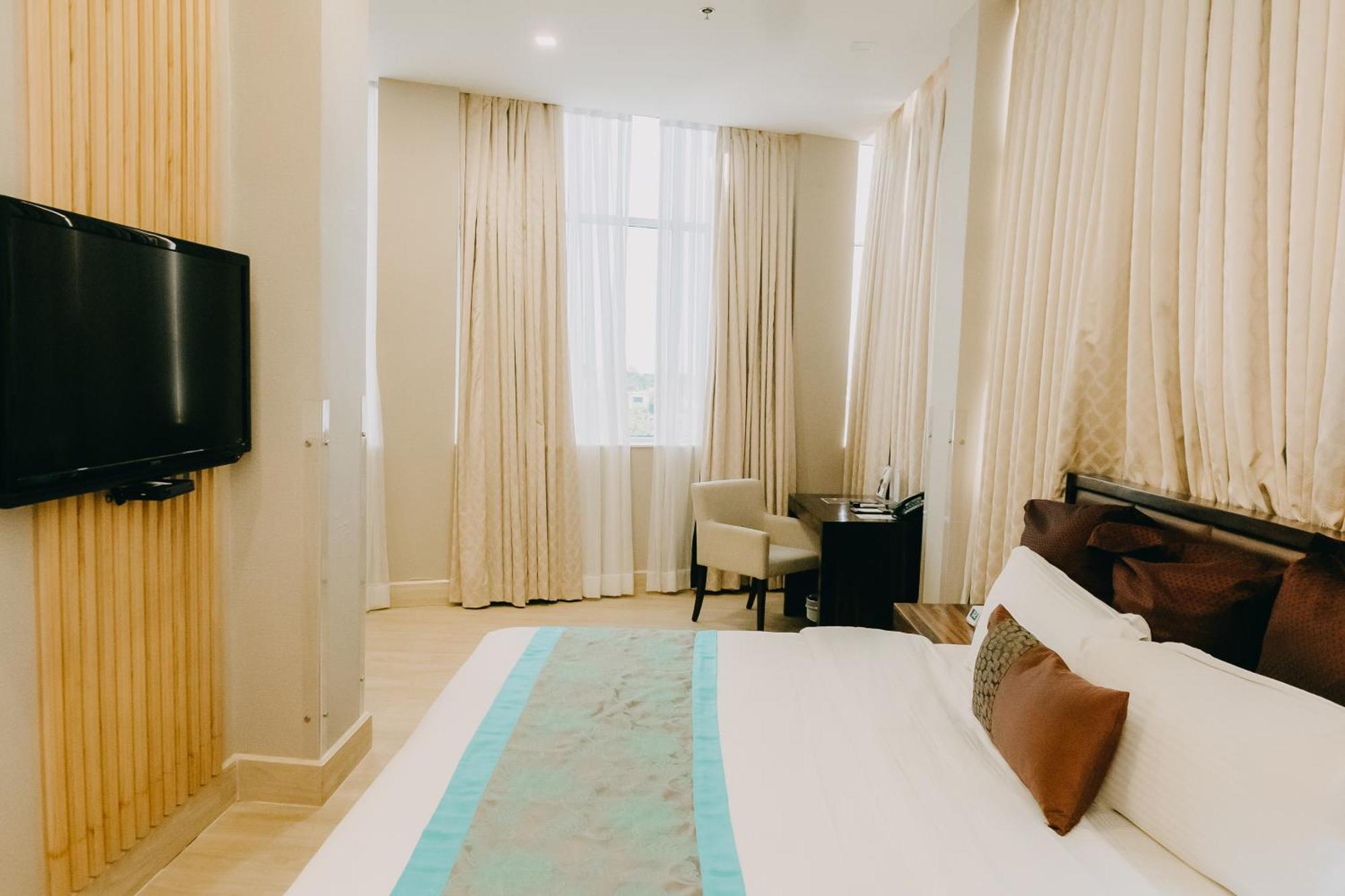 Goldberry Suites & Hotel Mactan Мактан Екстер'єр фото