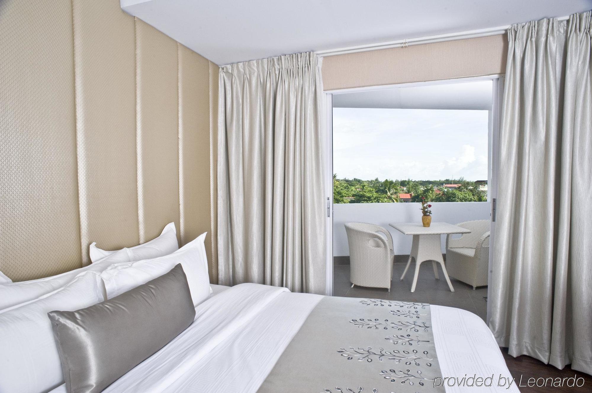 Goldberry Suites & Hotel Mactan Мактан Екстер'єр фото